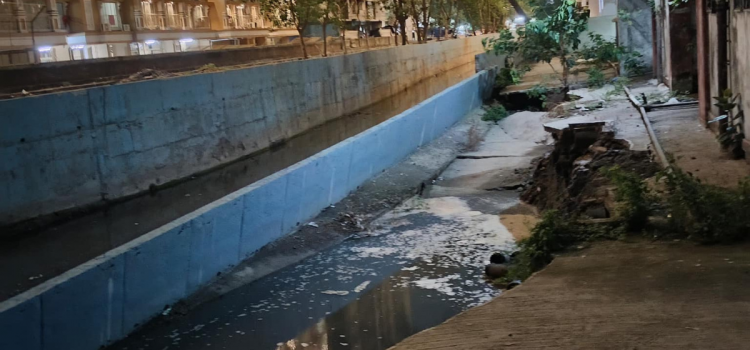 कुर्ला नेहरू नगर बिल्डिंग क्र. ११८ च्या पाठीमागील मोठ्या नाल्याची भिंत अचानक कोसळल्याने तात्काळ पाहणी करून नाल्याची भिंत लवकरात लवकर माती टाकून नाल्याची भिंत बांदावी असे निर्देश दिले.